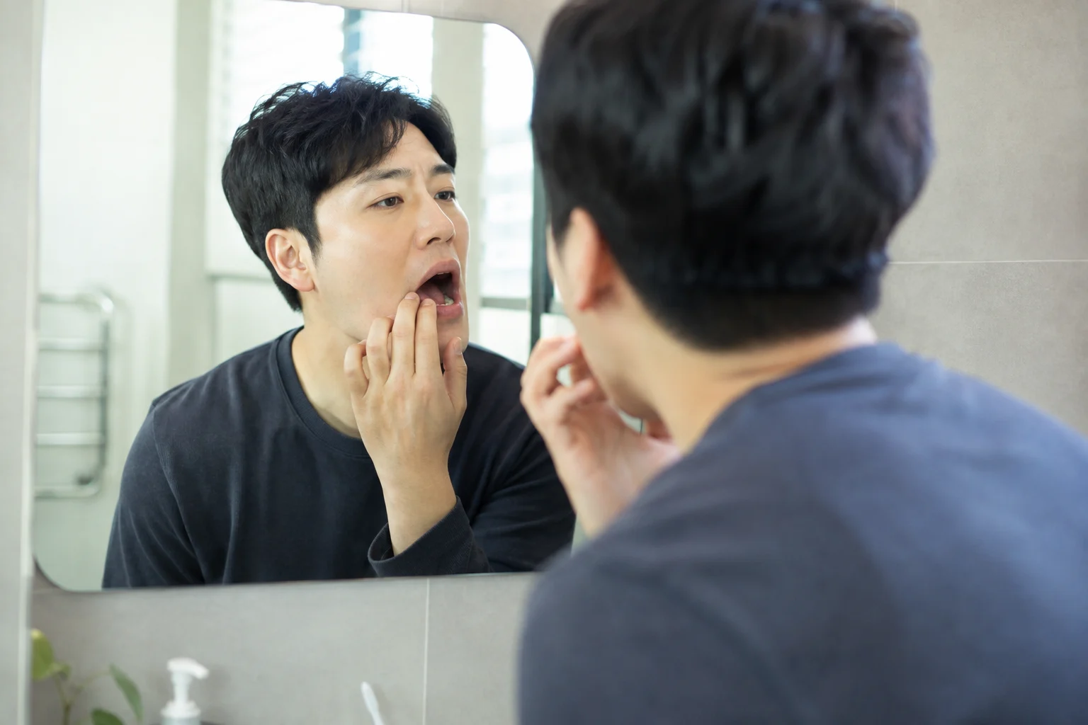 크라운 어금니 깨짐 상태 확인과 대처 장면